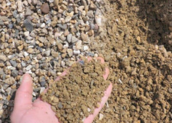 На Буковине мужчины незаконно вывозили гравийно-песчаную смесь: автомобили и груз изъяты.