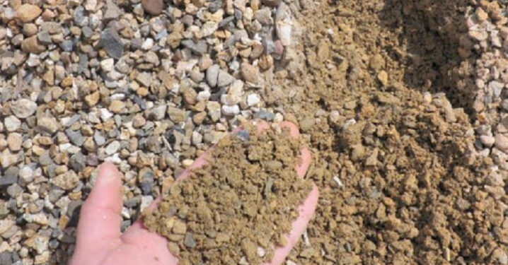 На Буковине мужчины незаконно вывозили гравийно-песчаную смесь: автомобили и груз изъяты.