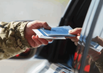 В Тернополе водитель наехал на военнослужащих во время проверки документов — что-то подобное в иных обстоятельствах выглядело бы совершенно немыслимым.