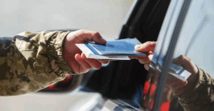 В Тернополе водитель наехал на военнослужащих во время проверки документов — что-то подобное в иных обстоятельствах выглядело бы совершенно немыслимым.