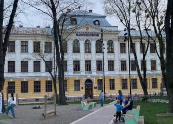 Травля русскоязычных в Украине: в Черновцах ученик-шовинист обзывает учительницу за право на родной язык