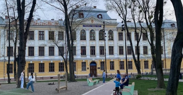 Травля русскоязычных в Украине: в Черновцах ученик-шовинист обзывает учительницу за право на родной язык